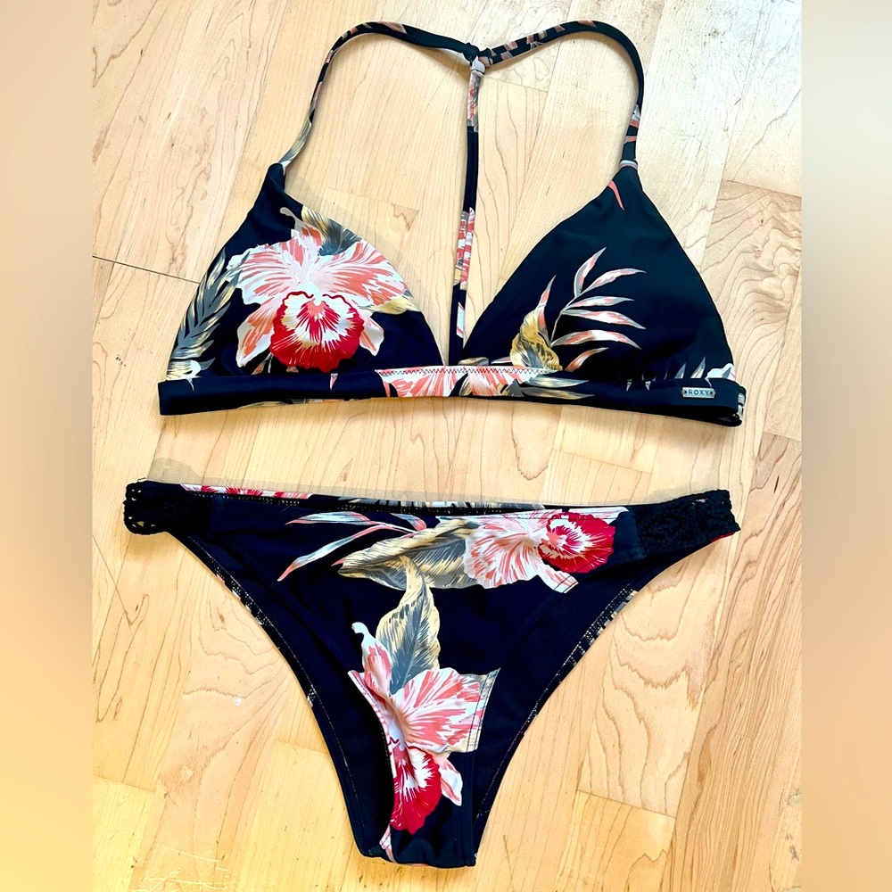 Roxy brand bikini. Size Medium.